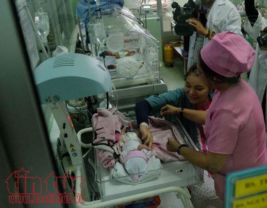 Ca mổ nhanh kỷ lục cứu bé trai bị dây rốn quấn 4 vòng quanh cổ ảnh 1